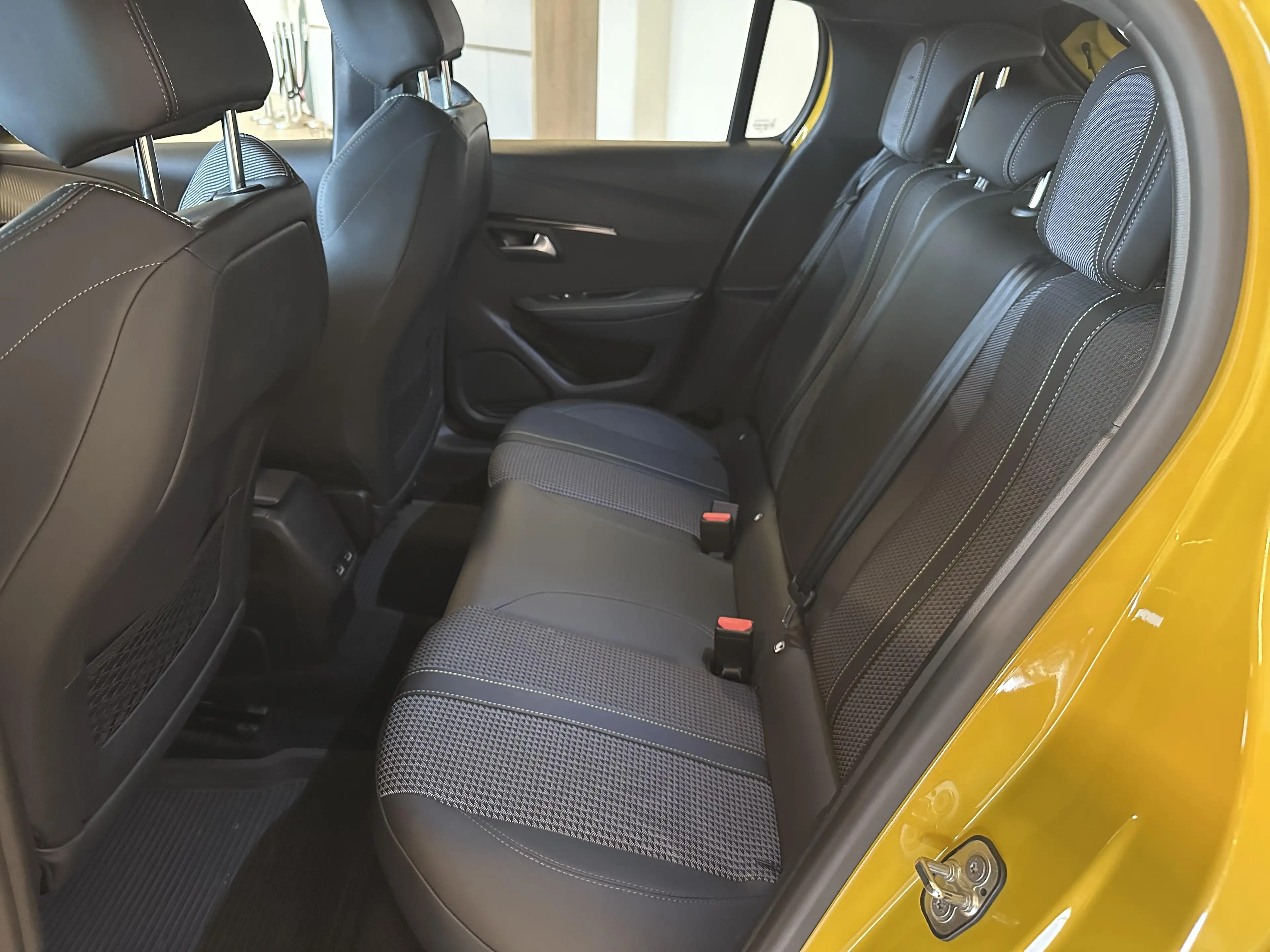 Peugeot 208 GT 1.2 BENZINE 100 PK MAN 6 — photo 22