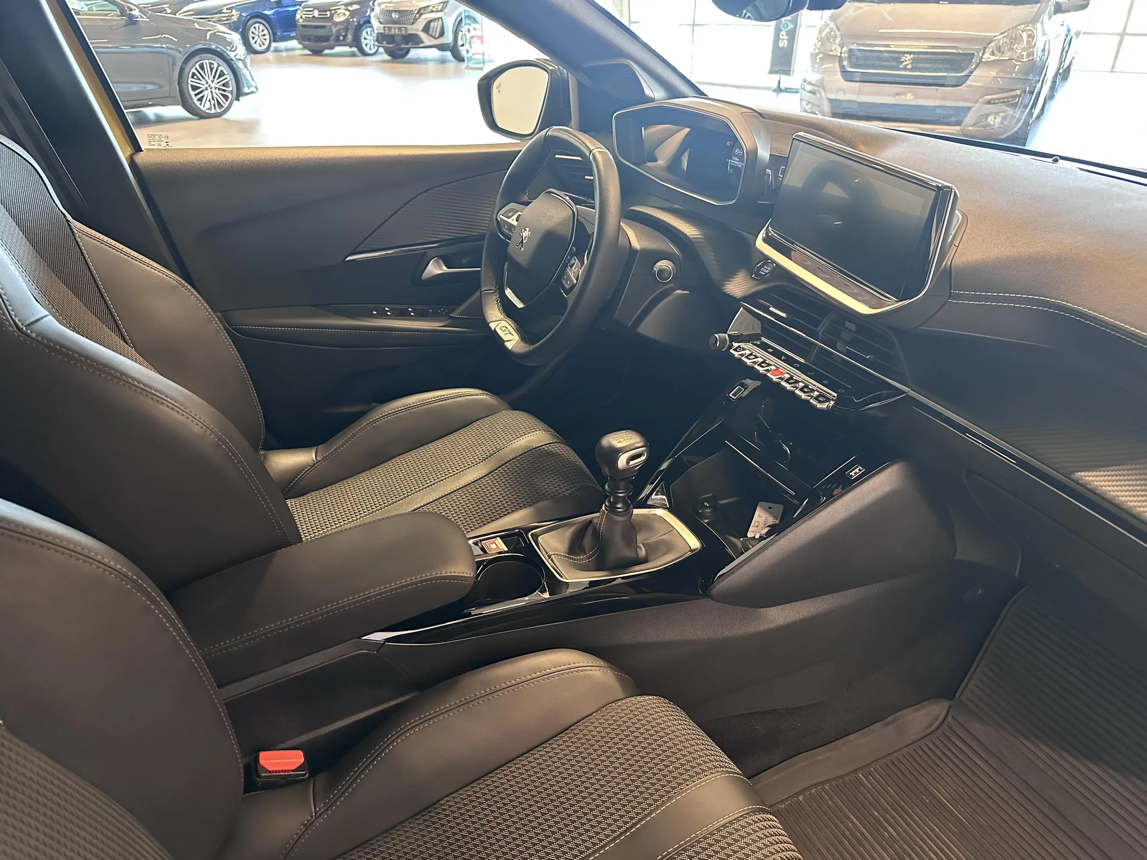 Peugeot 208 GT 1.2 BENZINE 100 PK MAN 6 — photo 2
