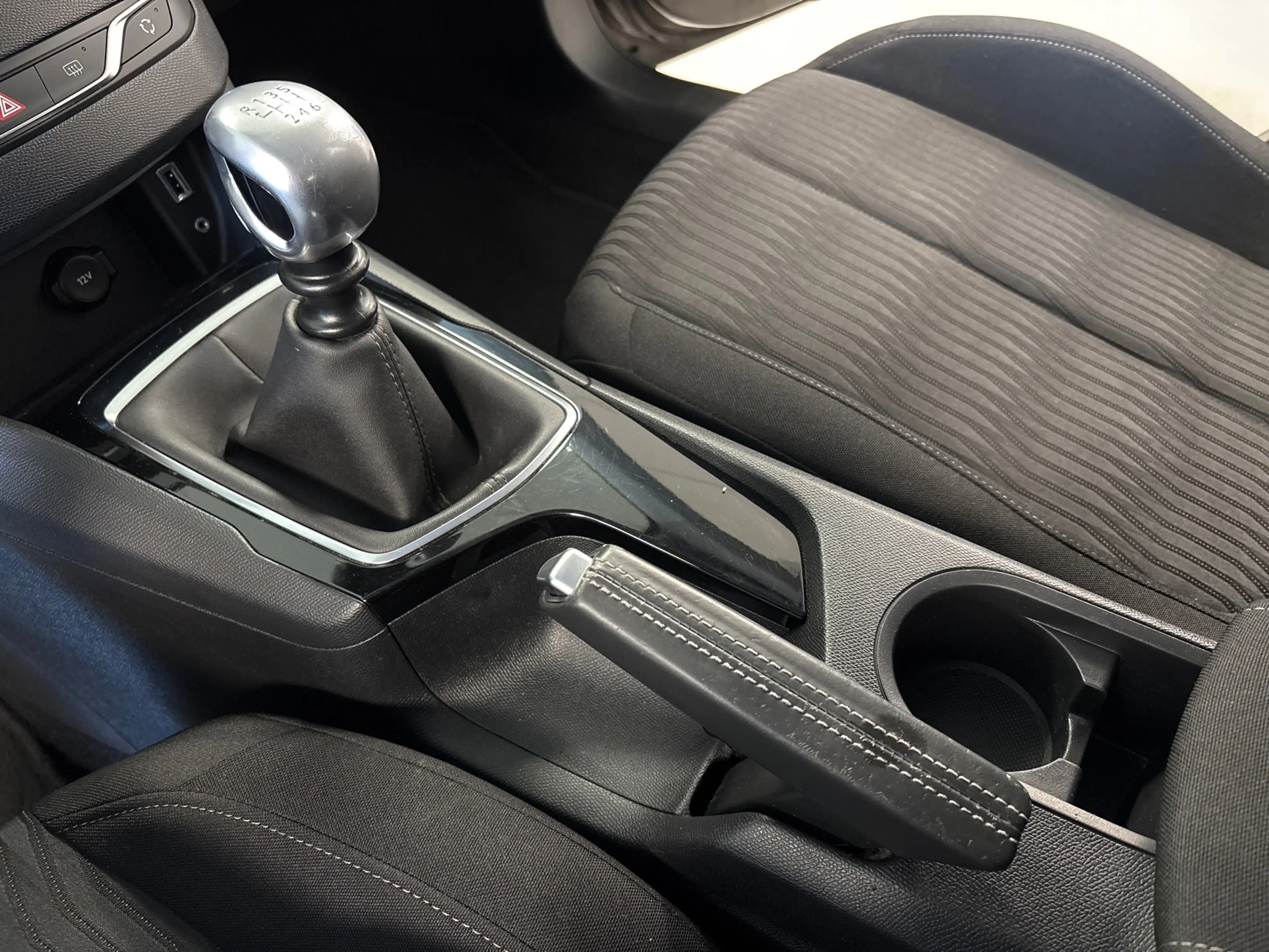 Peugeot 308 1.6 THP Active — photo 15