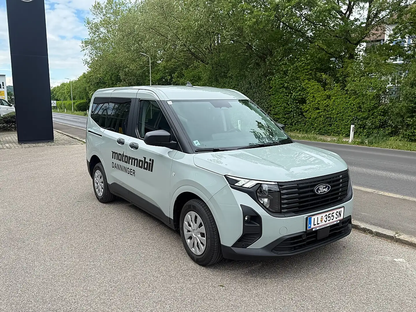 Ford Tourneo Courier 1,0 EcoBoost Trend Grau - 2