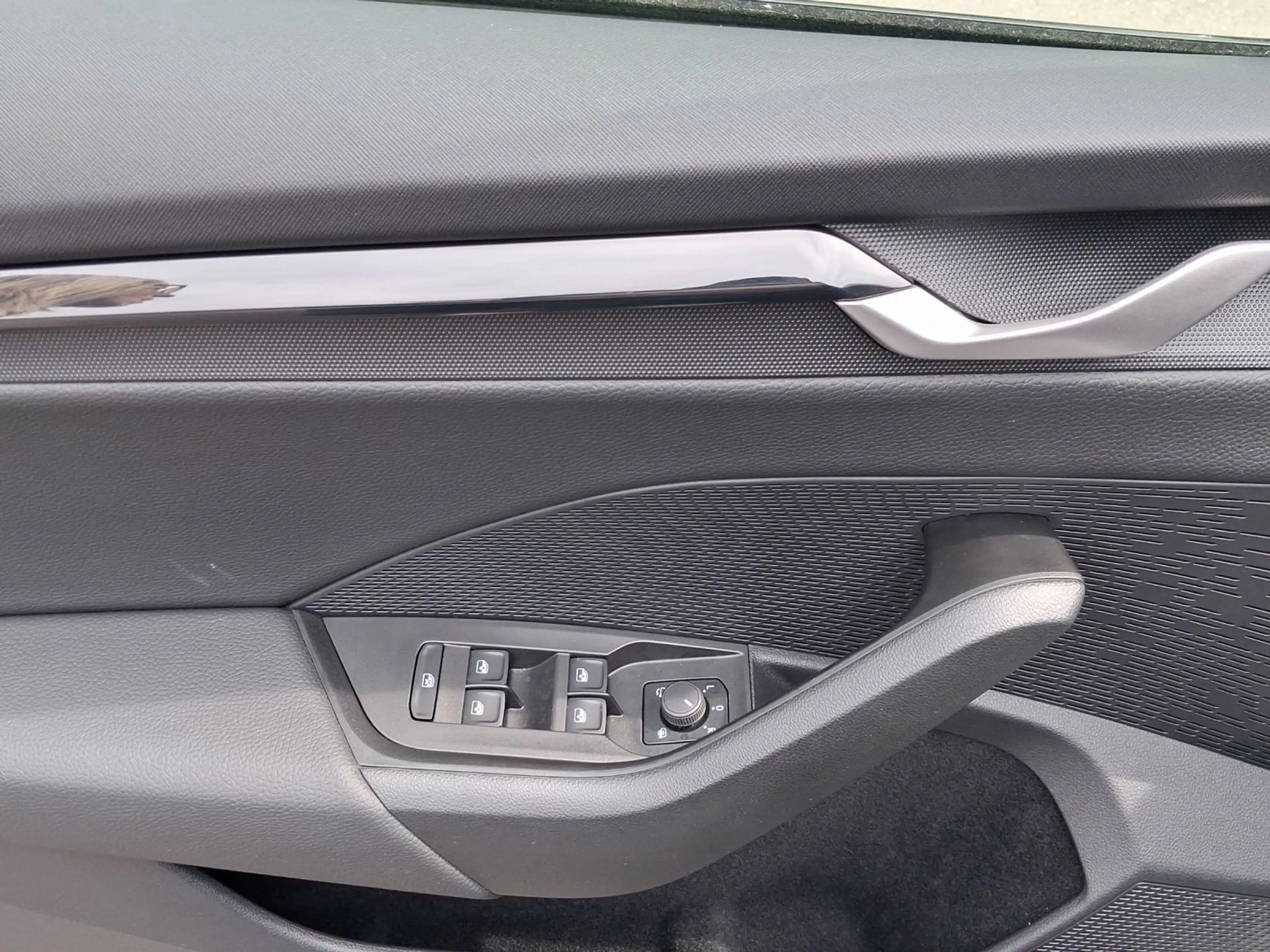 Skoda Octavia Combi 1.5 TSI mHEV Sportline LED LM18 — photo 8