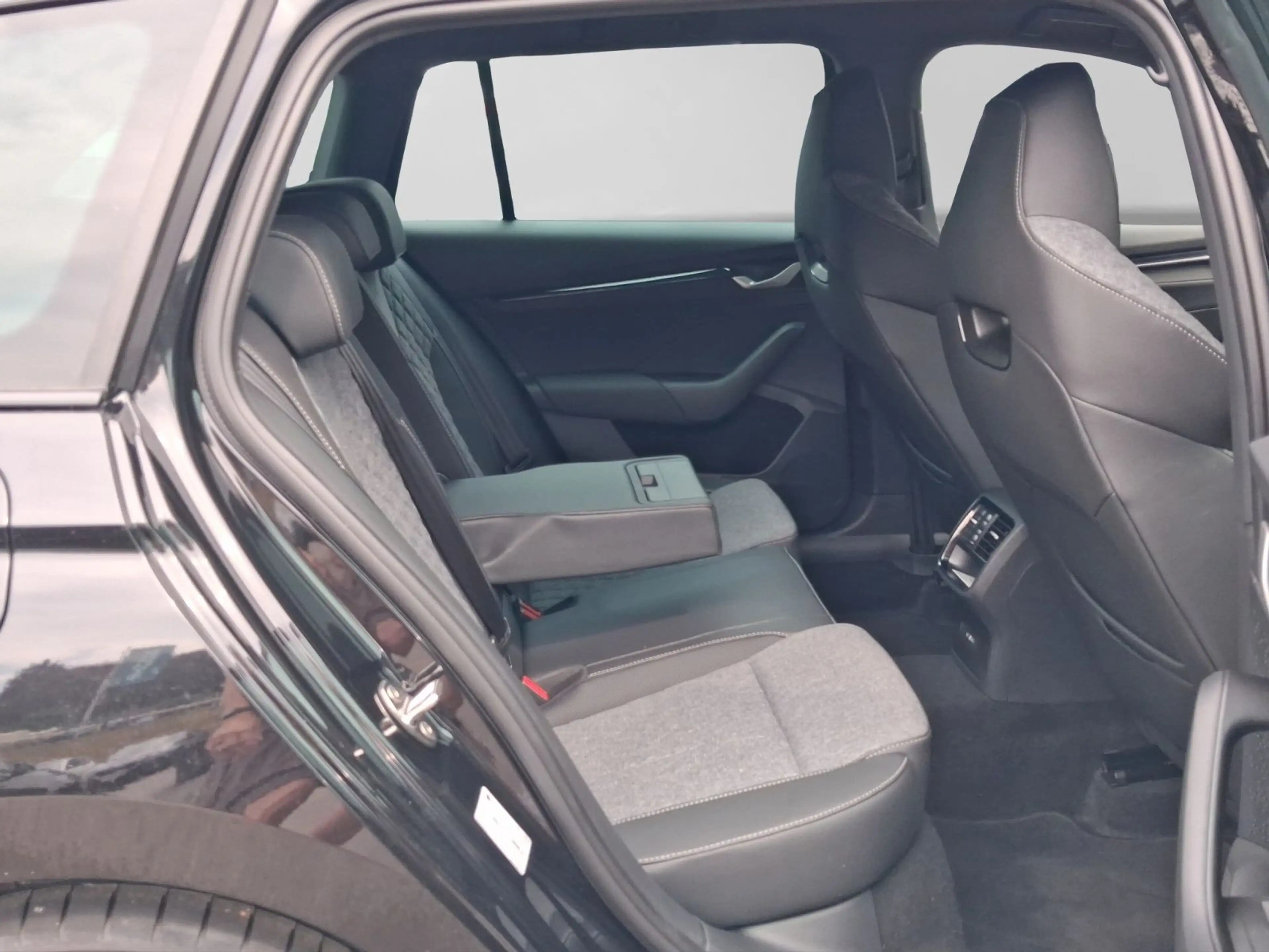 Skoda Octavia Combi 1.5 TSI mHEV Sportline LED LM18 — photo 6