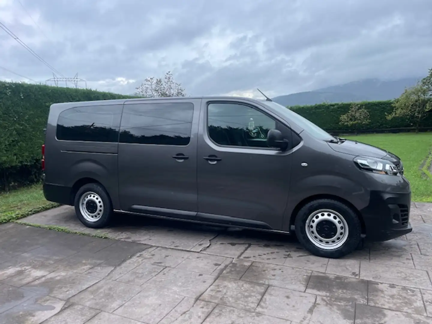 Opel Vivaro Furgón 2.0 BlueHDi S&S Carga Incrementada Gris - 2