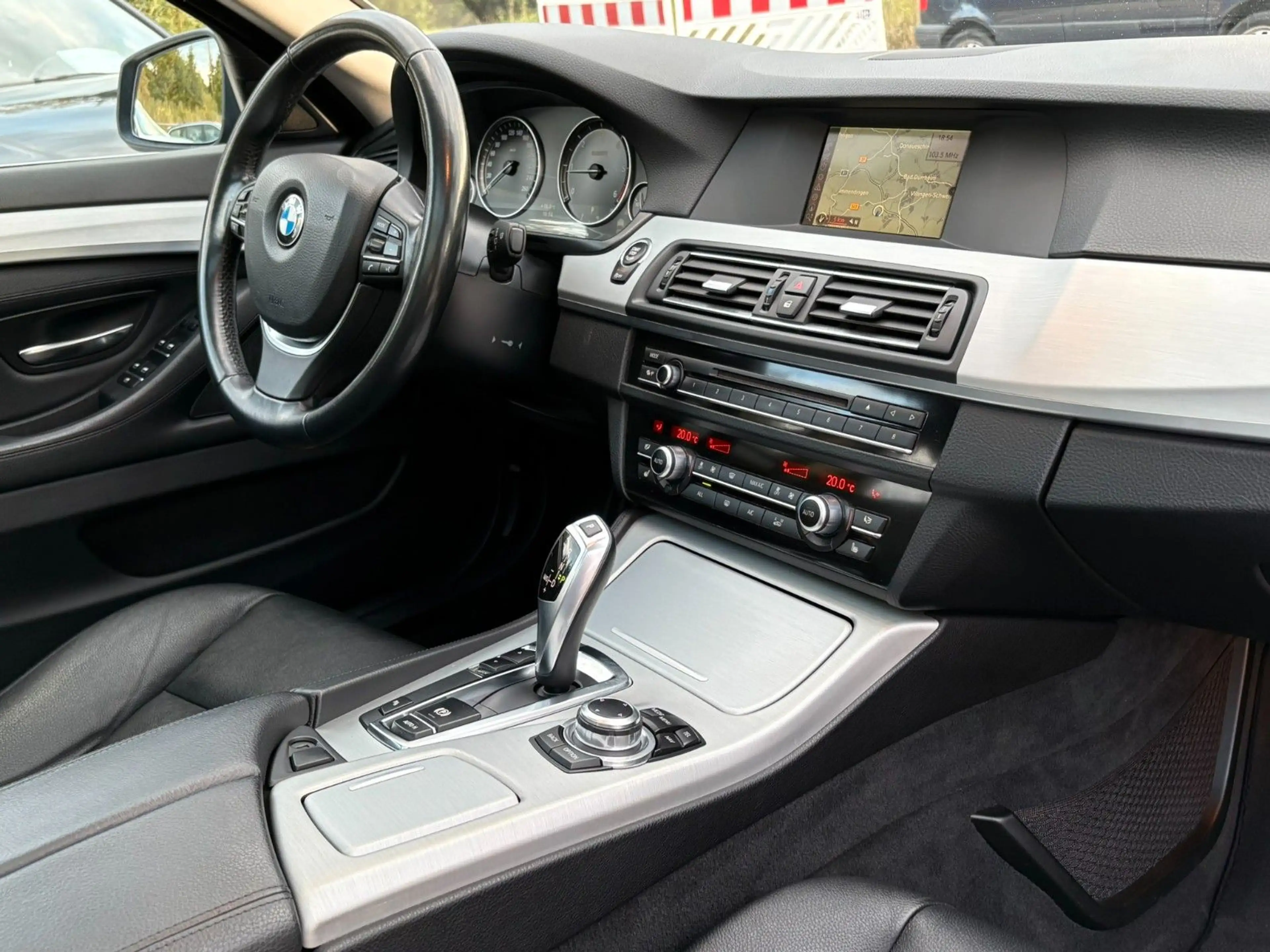 BMW 520 d Aut. Touring / Bi-Xenon / Leder / Pano / 19 — photo 13