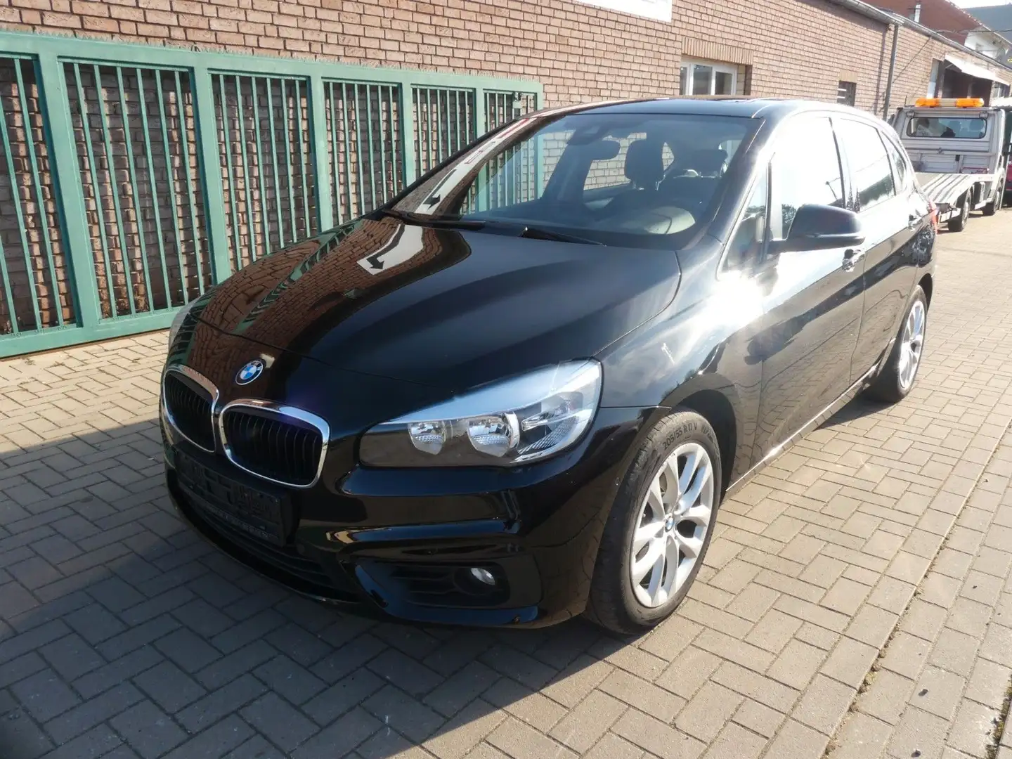 BMW 218 Baureihe 2 Active Tourer 218 d Advantage Schwarz - 2