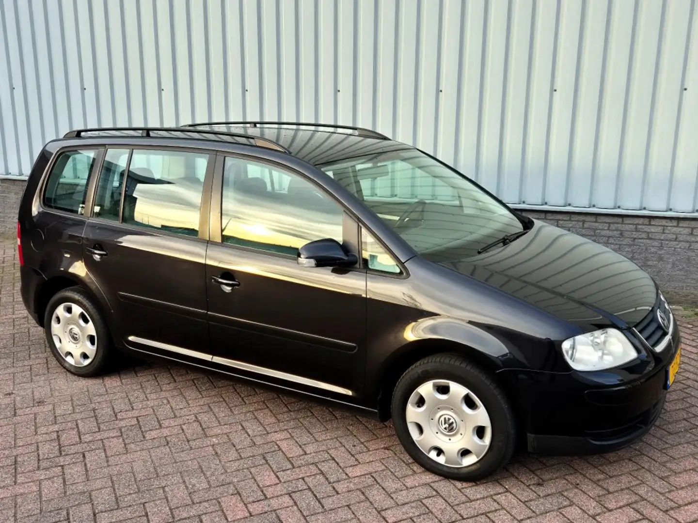 Volkswagen Touran 1.6 16V FSI Climate/Cruise CTRL Schwarz - 2