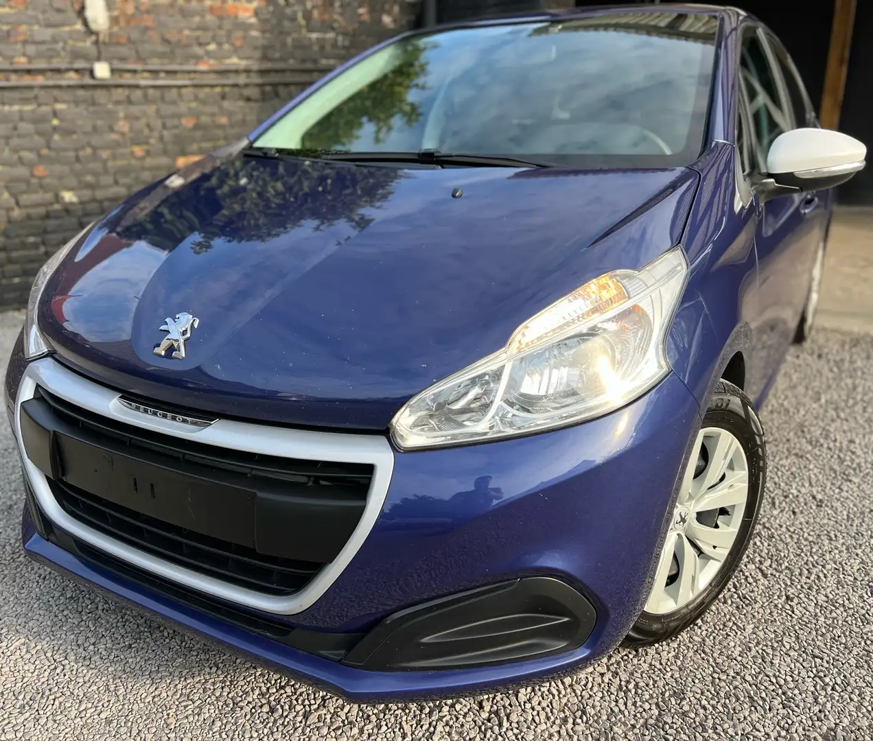 Peugeot 208 1.2i PureTech Like + CLIM + CAR-PASS + EURO 6b Violett - 1