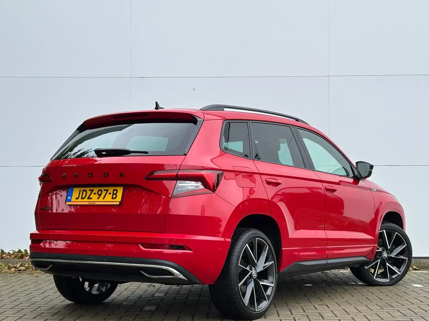 Skoda Karoq 1.5 TSI ACT Sportline Business | Panoramadak | Cam Rouge - 2
