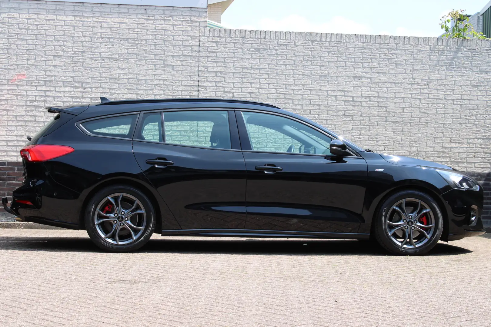 Ford Focus Wagon 1.5 EcoBoost ST Line Business | Trekhaak | C Zwart - 2