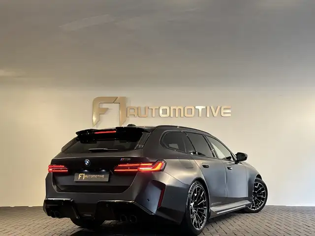 BMW M5 view 3