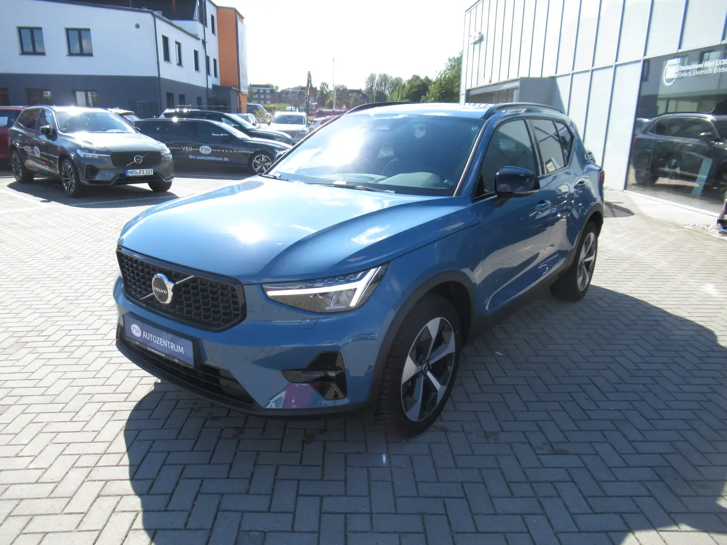 Volvo XC40 B3 Benzin Plus Dark Automatik Bleu - 2