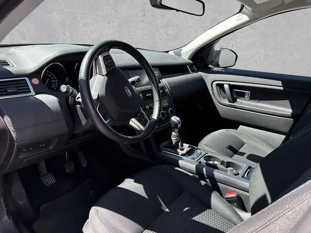 Land Rover Discovery Sport view 5