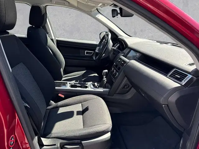 Land Rover Discovery Sport view 3