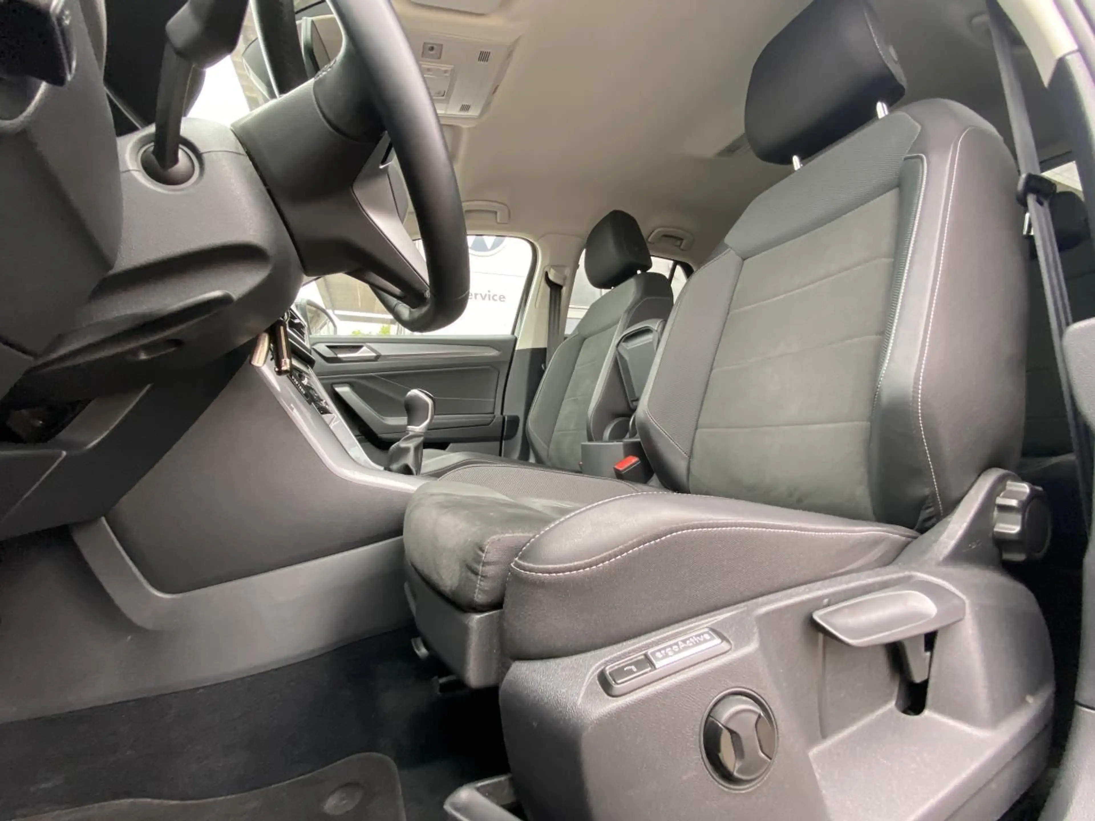 Volkswagen T-Roc 1.5 TSI Style APP-CONNECT+ACC+LANE-ASSIST+ — photo 15