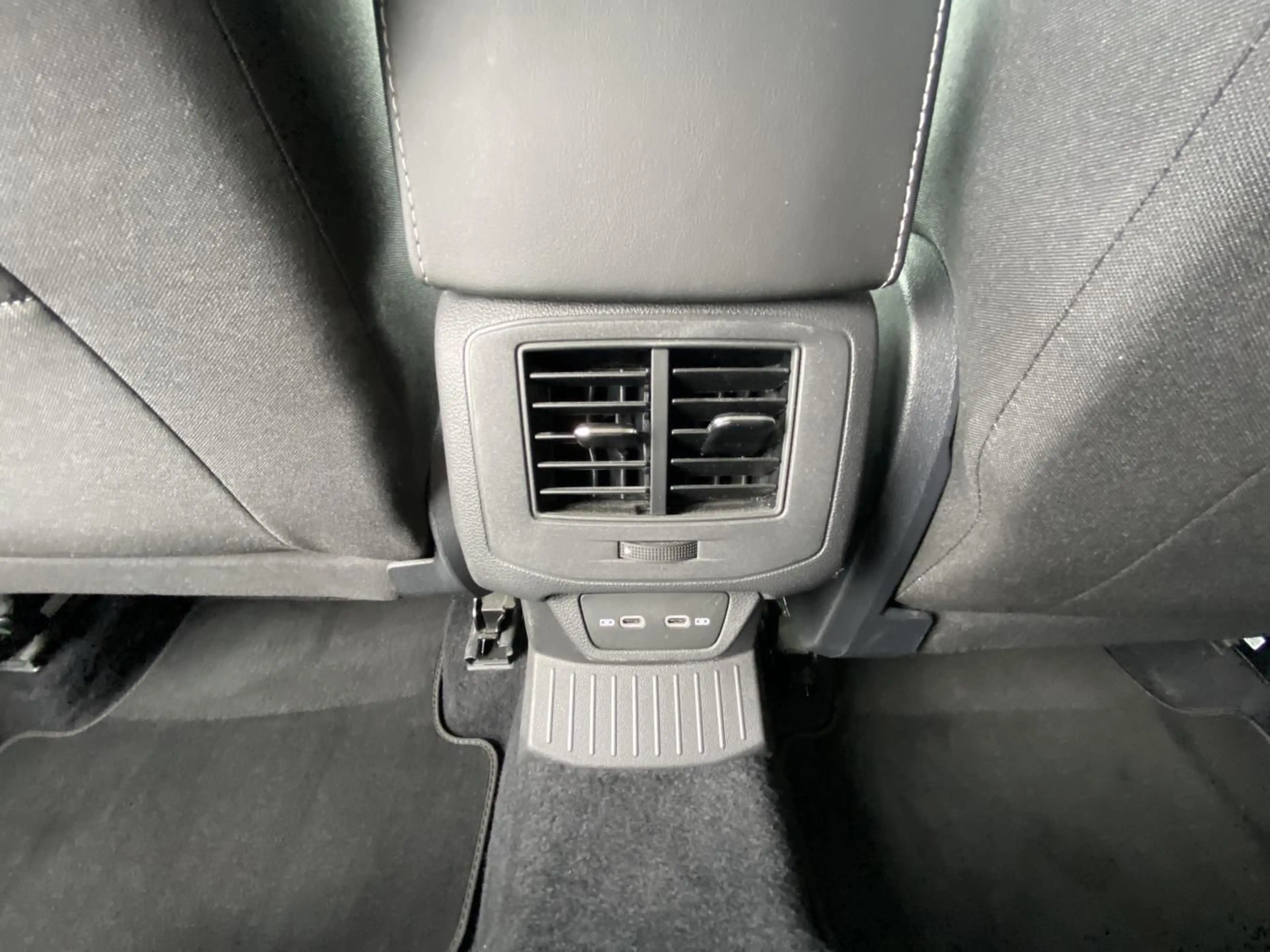 Volkswagen T-Roc 1.5 TSI Style APP-CONNECT+ACC+LANE-ASSIST+ — photo 3