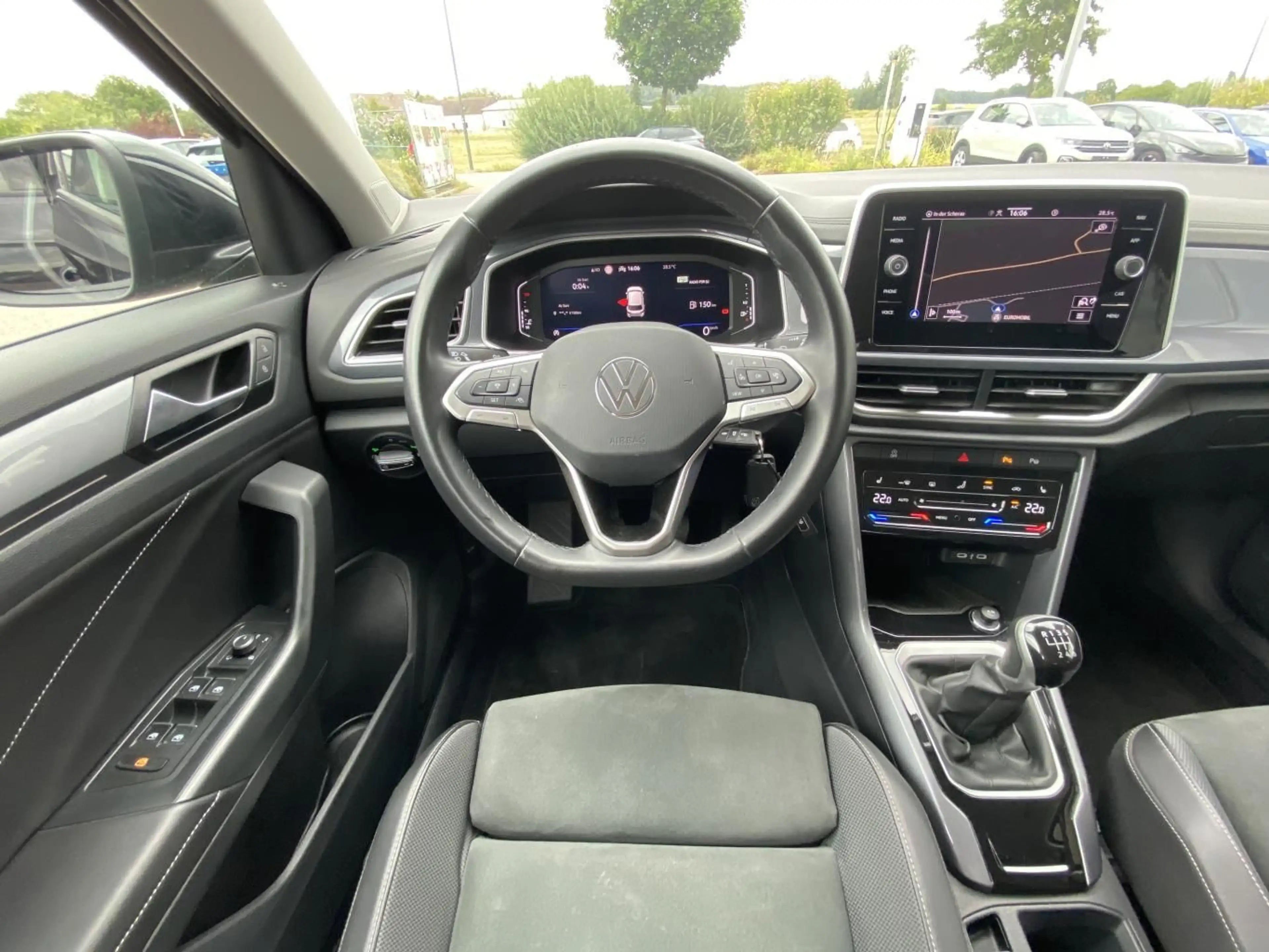 Volkswagen T-Roc 1.5 TSI Style APP-CONNECT+ACC+LANE-ASSIST+ — photo 4