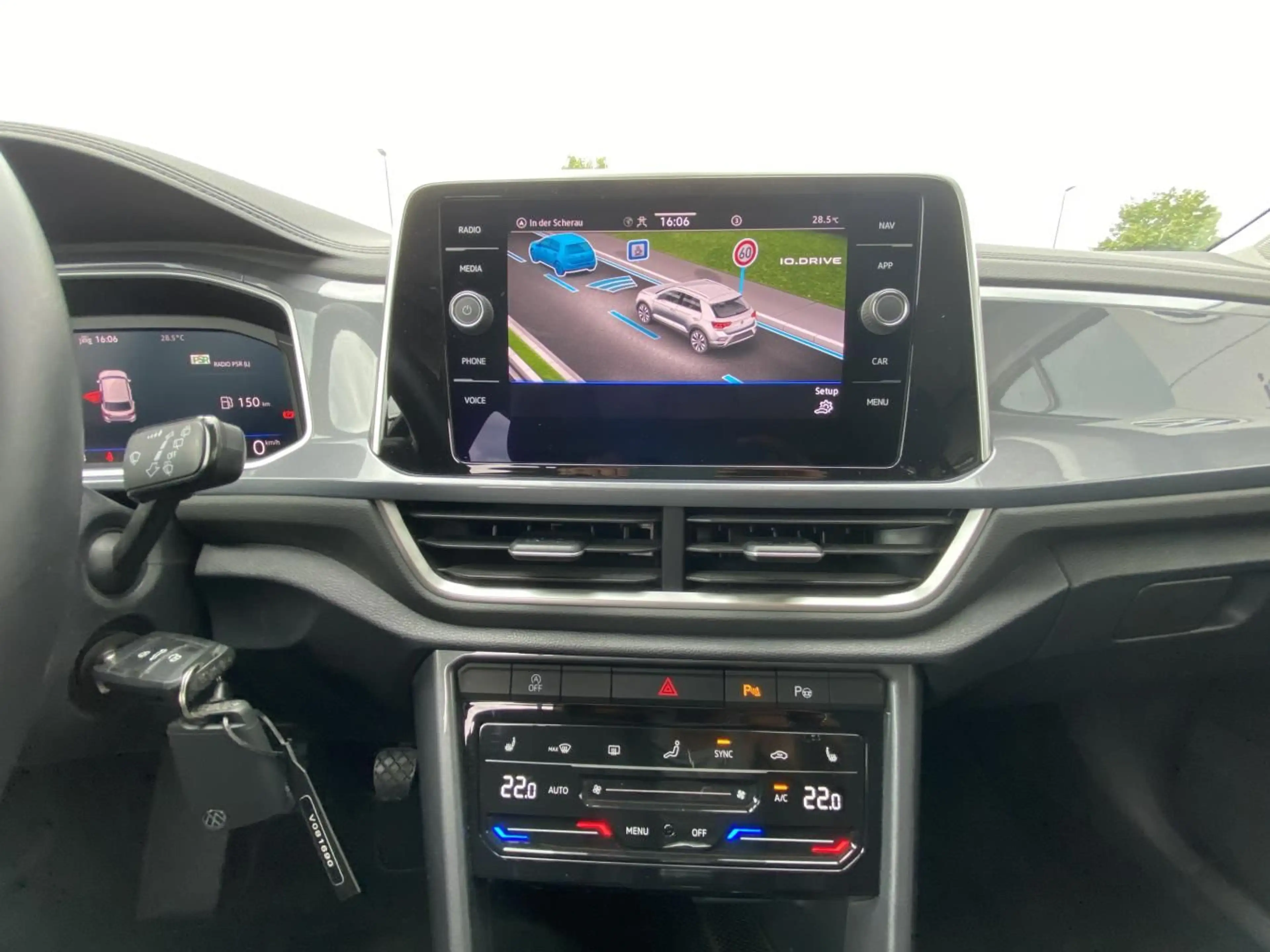 Volkswagen T-Roc 1.5 TSI Style APP-CONNECT+ACC+LANE-ASSIST+ — photo 6