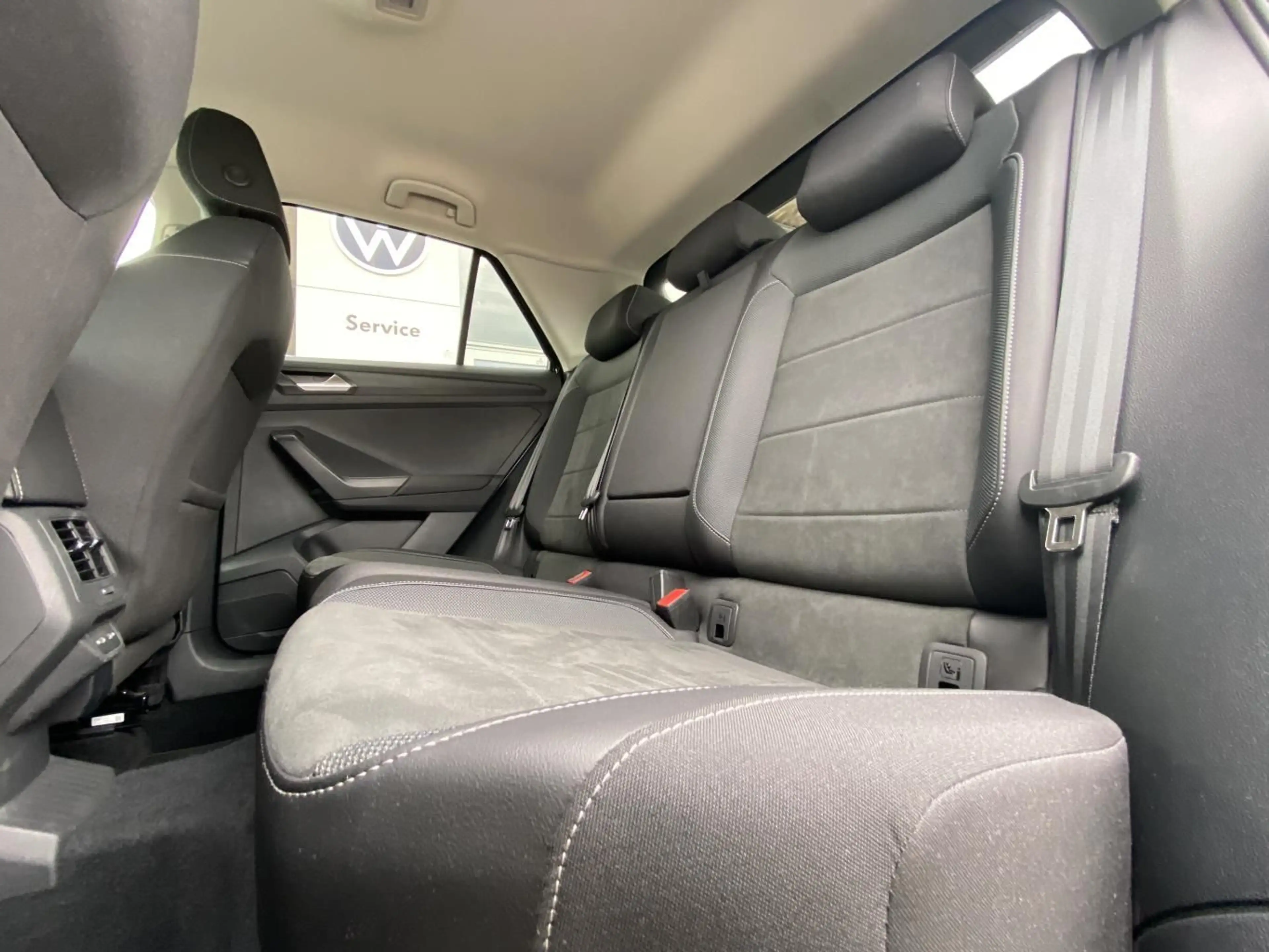 Volkswagen T-Roc 1.5 TSI Style APP-CONNECT+ACC+LANE-ASSIST+ — photo 2