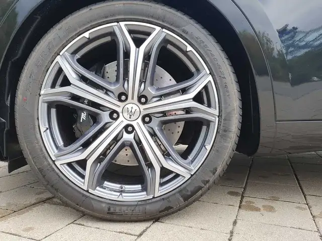 Maserati Levante view 9
