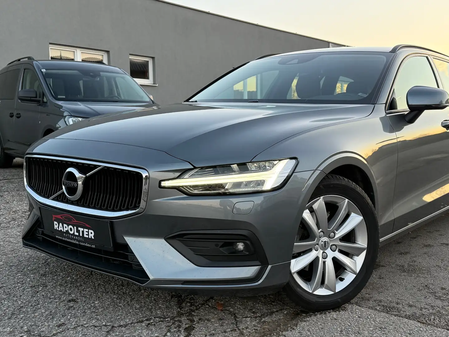 Volvo V60 D4 Momentum Geartronic/HarmanKardon/Navi/Leder/LED Grau - 2
