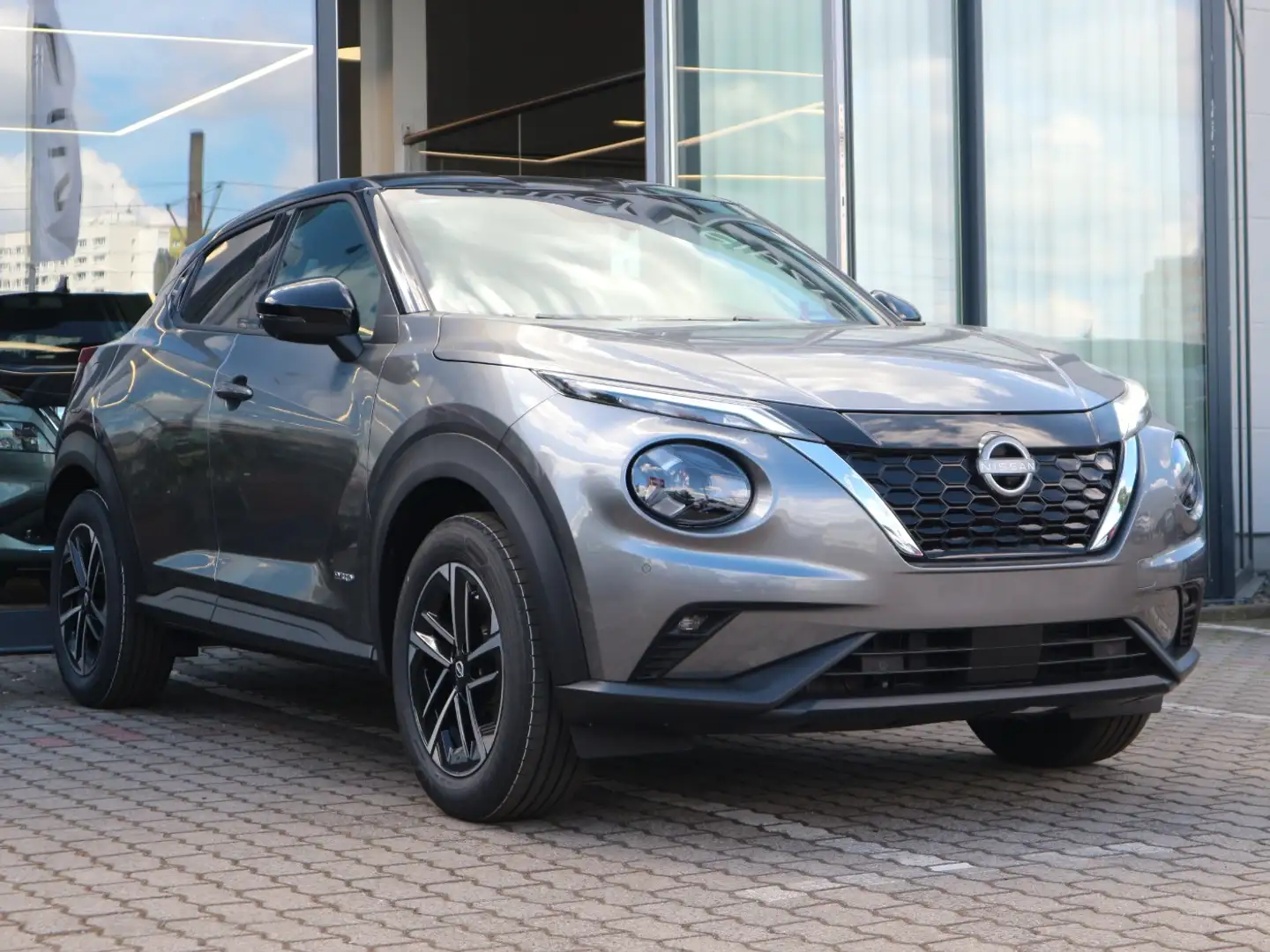 Nissan Juke 1.0 DIG-T 114 PS 6MT N-Conn Kam Navi SitzH Grijs - 2