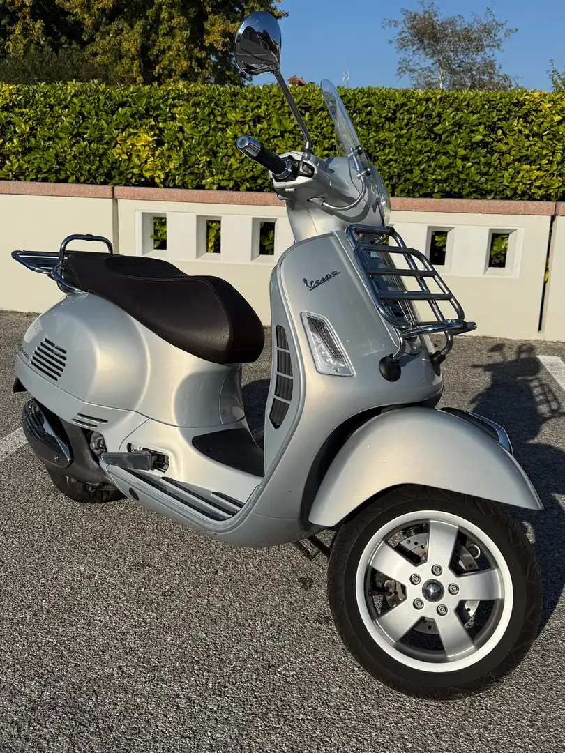 Vespa GTS Touring 300 Argento - 1