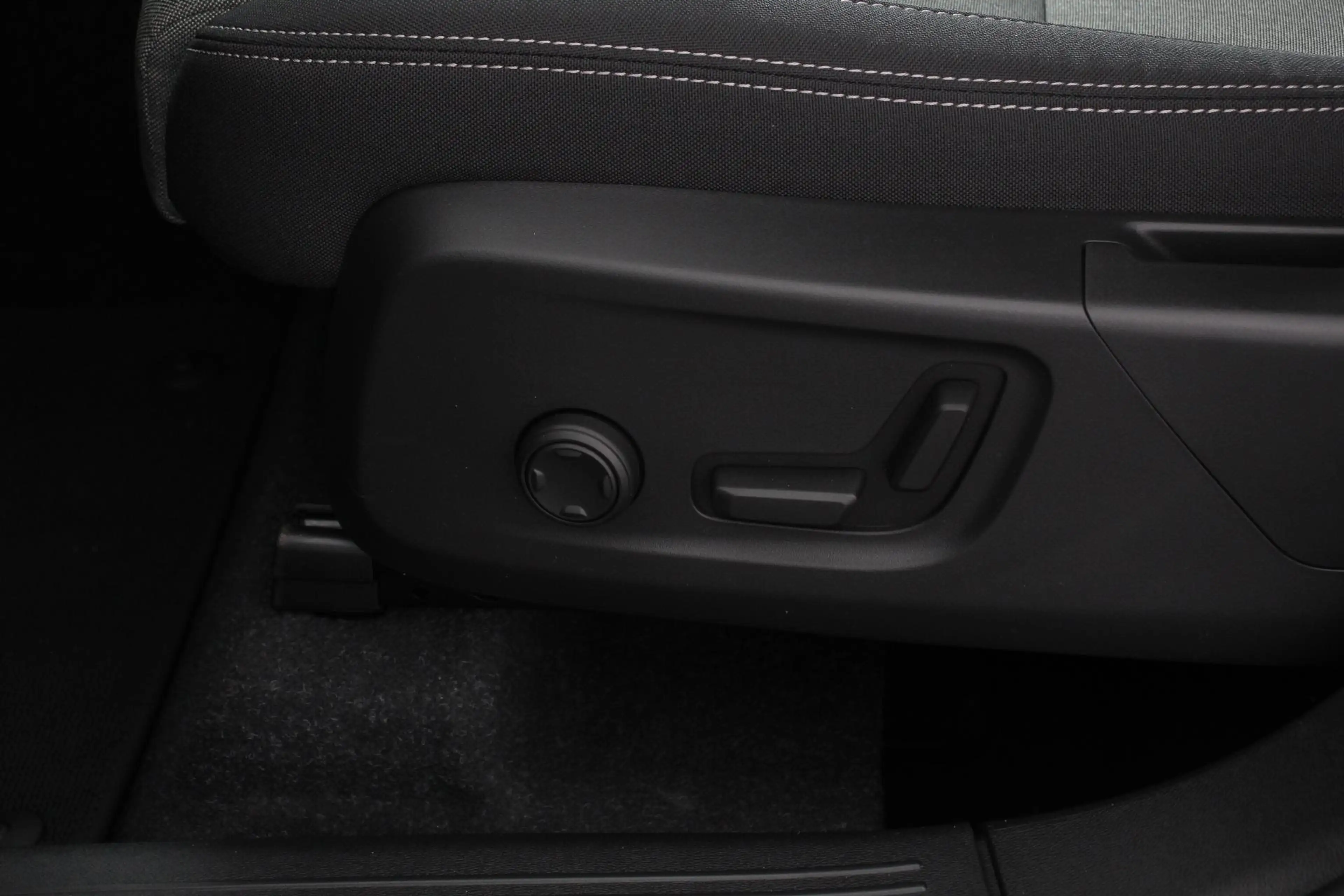 Volvo XC40 1.5 T5 Plug-in hybrid Plus Bright Navigatie Climat — photo 12