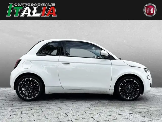 Fiat 500e view 3