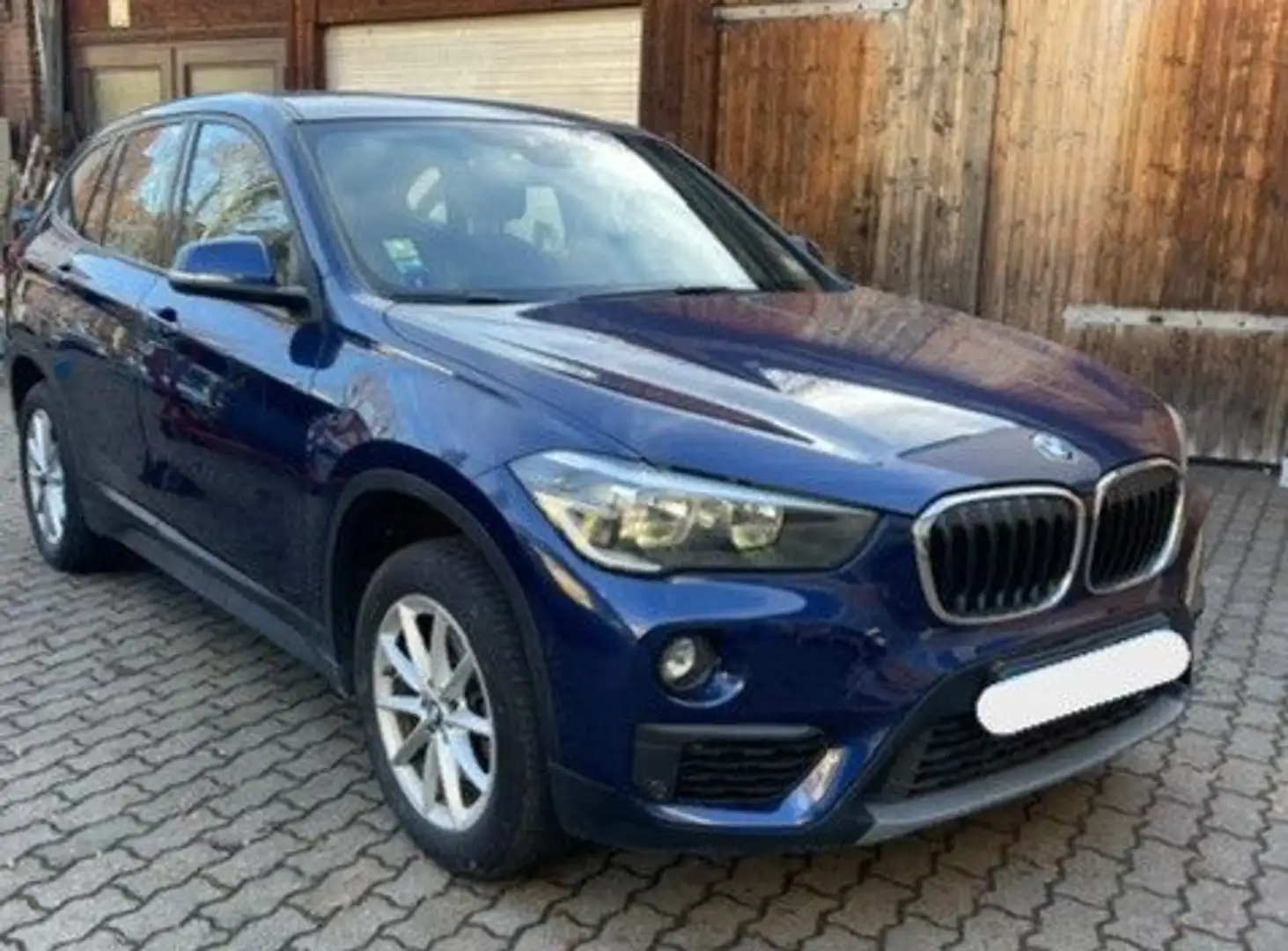 BMW X1 sDrive 18 i Advantage Blau - 1