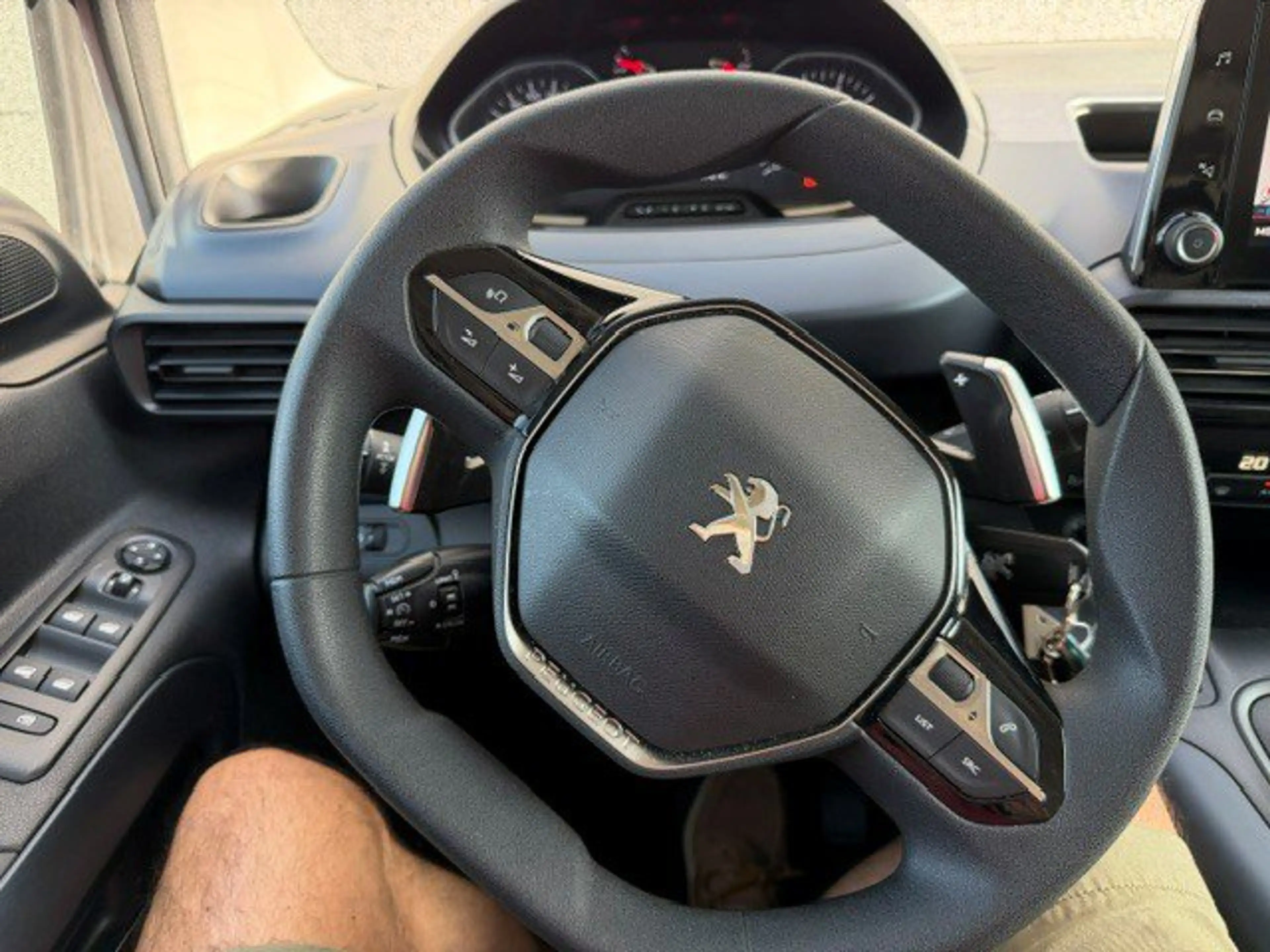 Peugeot Rifter *GPS*CAMERA* 1.2 Benz  Allure EAT8 — photo 8
