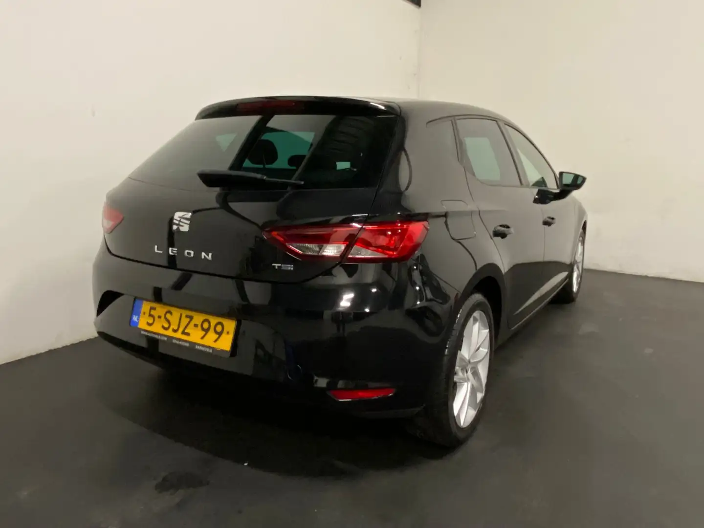 SEAT Leon 1.2 TSI Style Business Zwart - 2
