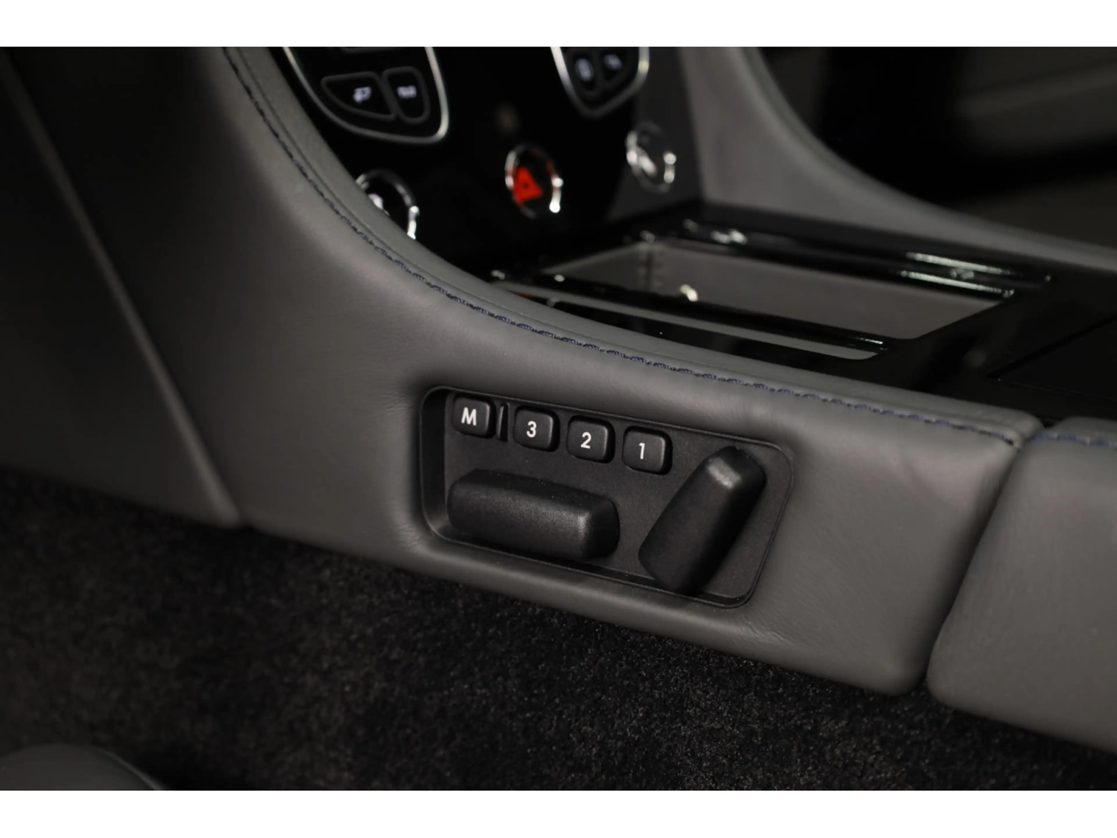Aston Martin Vantage S V12 ROADSTER - Ultramarine Black — photo 15