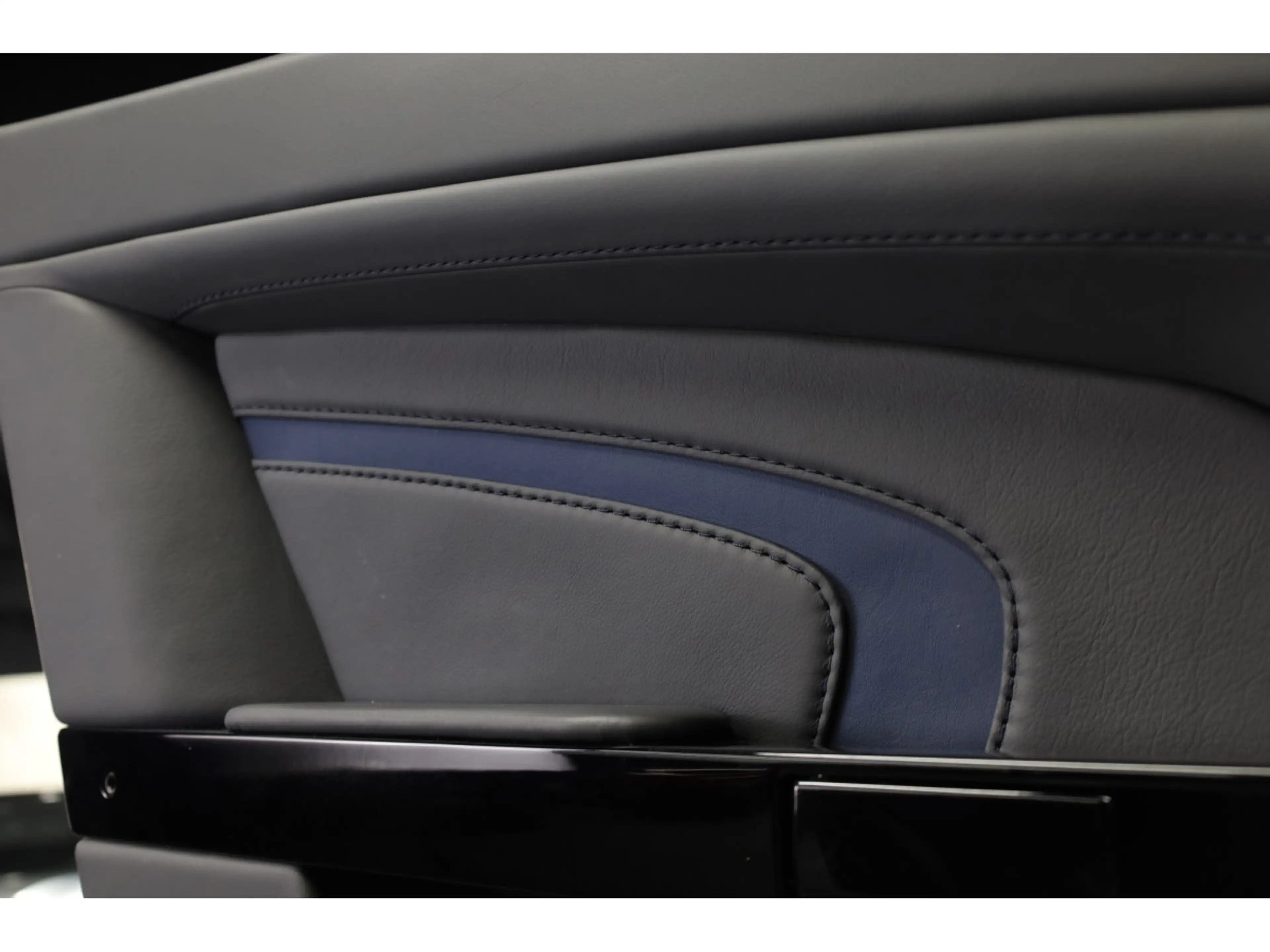 Aston Martin Vantage S V12 ROADSTER - Ultramarine Black — photo 14