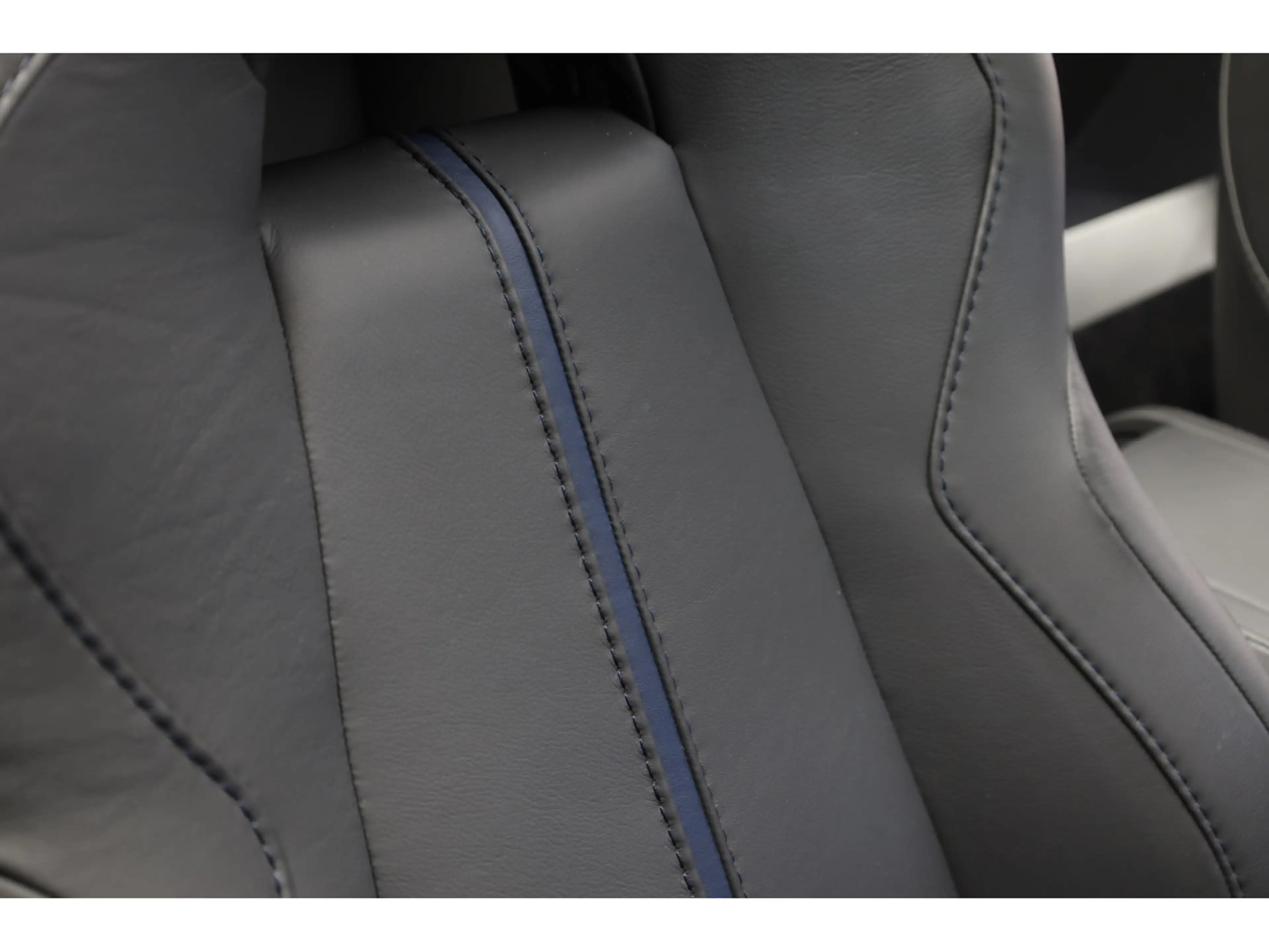 Aston Martin Vantage S V12 ROADSTER - Ultramarine Black — photo 9
