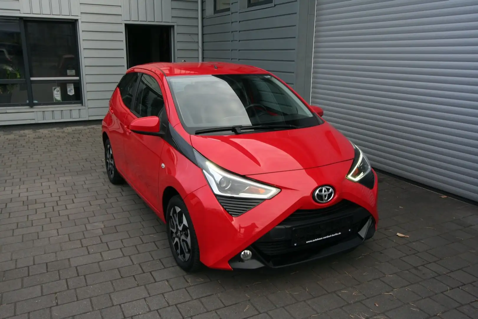 Toyota Aygo AYGO x-play connect Rouge - 1
