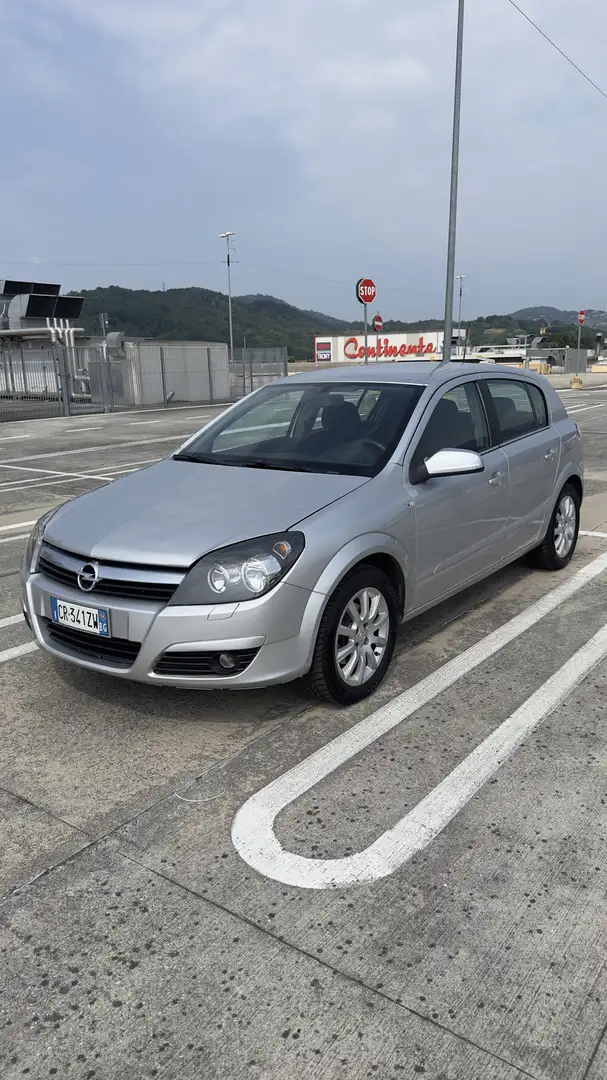 Opel Astra 5p 1.6 twinport Elegance - 1
