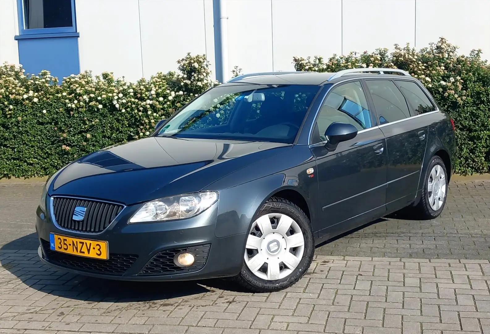 SEAT Exeo 2.0 TDI 143PK Businessline Navigatie Grau - 1