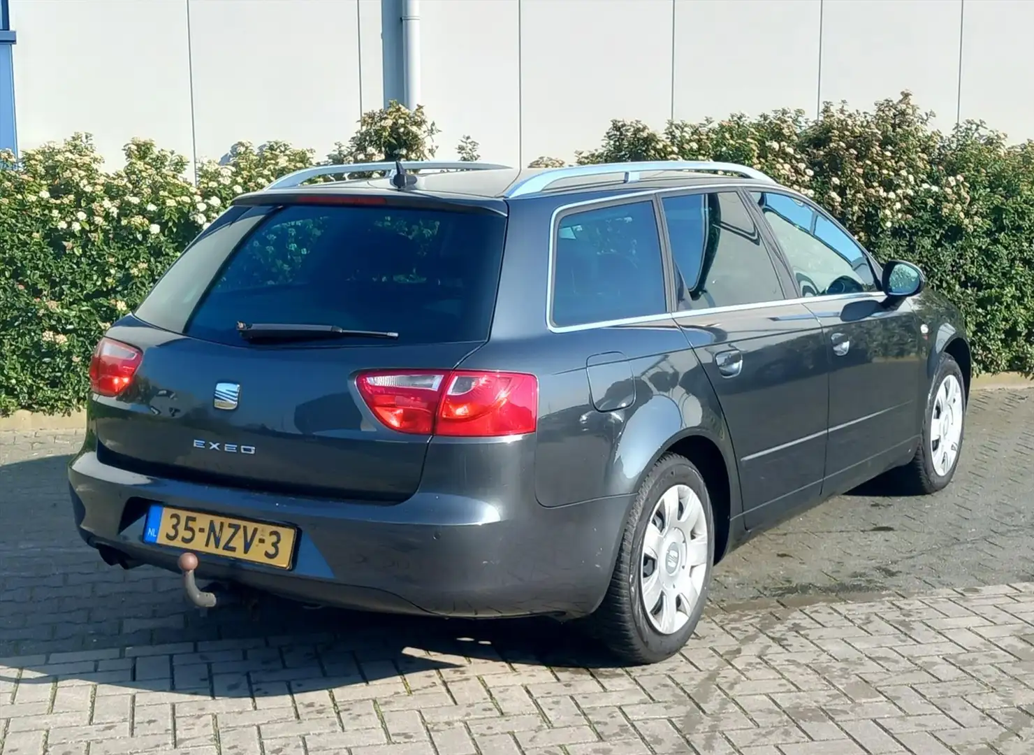 SEAT Exeo 2.0 TDI 143PK Businessline Navigatie Grau - 2