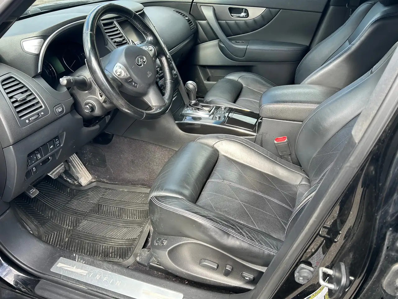 Infiniti QX70 снимка Infiniti QX70