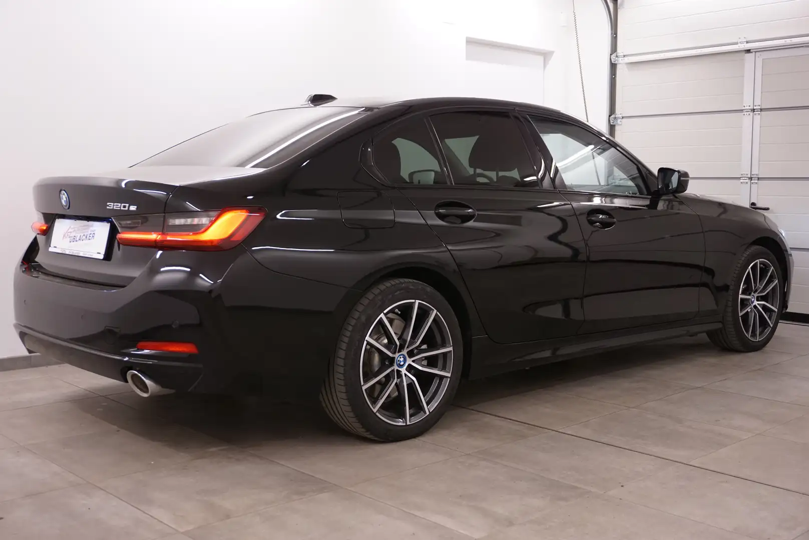 BMW 320 e Sport // harman/kardon // Schwarz - 2