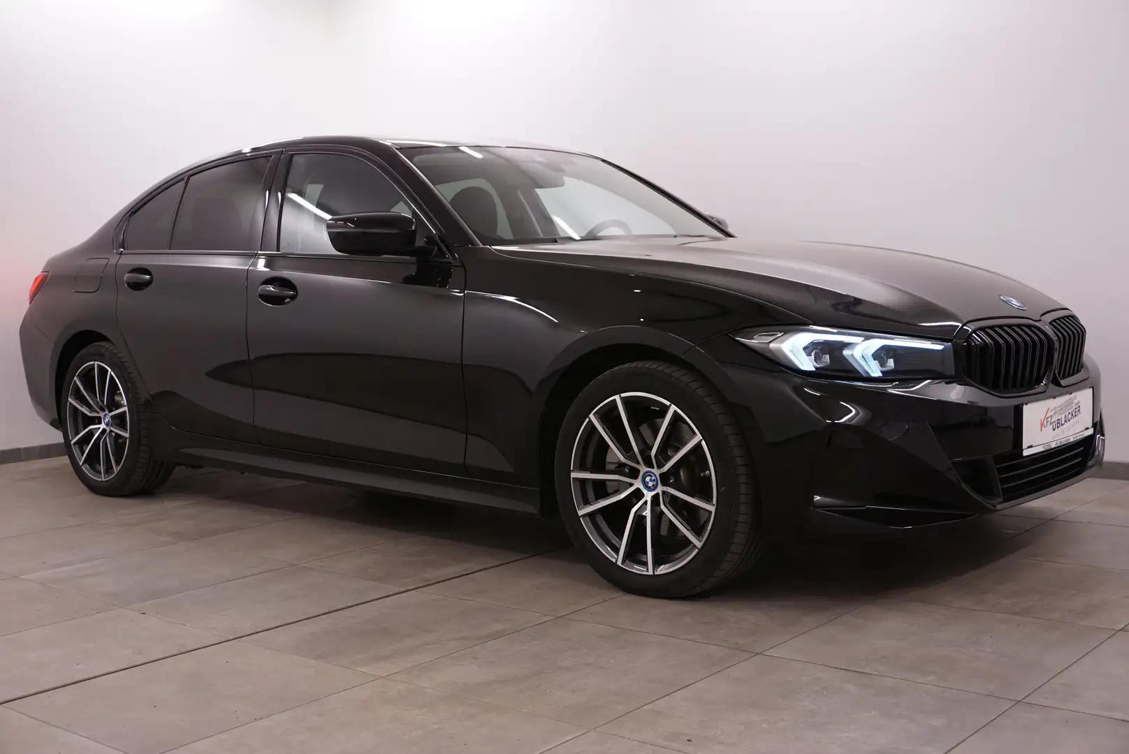 BMW 320 e Sport // harman/kardon // Schwarz - 1