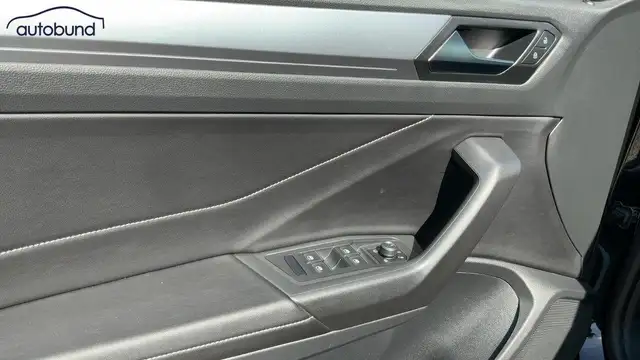 Volkswagen T-Roc view 11