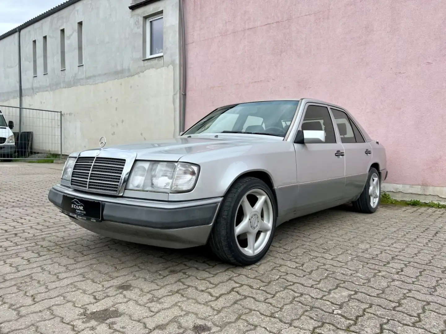 Mercedes-Benz E 220 W124*Automatik*Klima*Oldtimer*Top! Stříbrná - 1