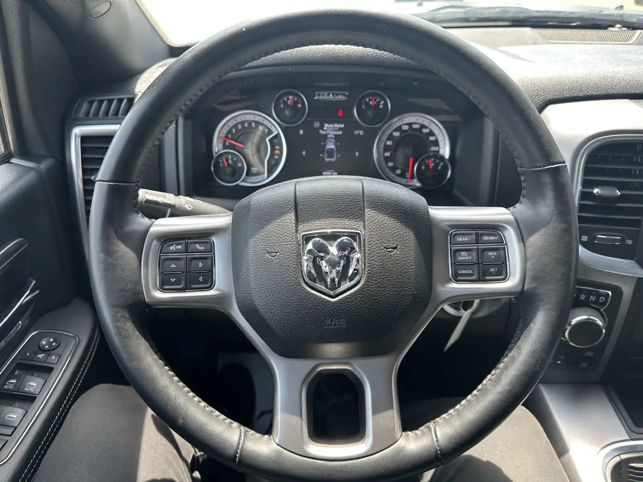 RAM 1500 снимка RAM 1500