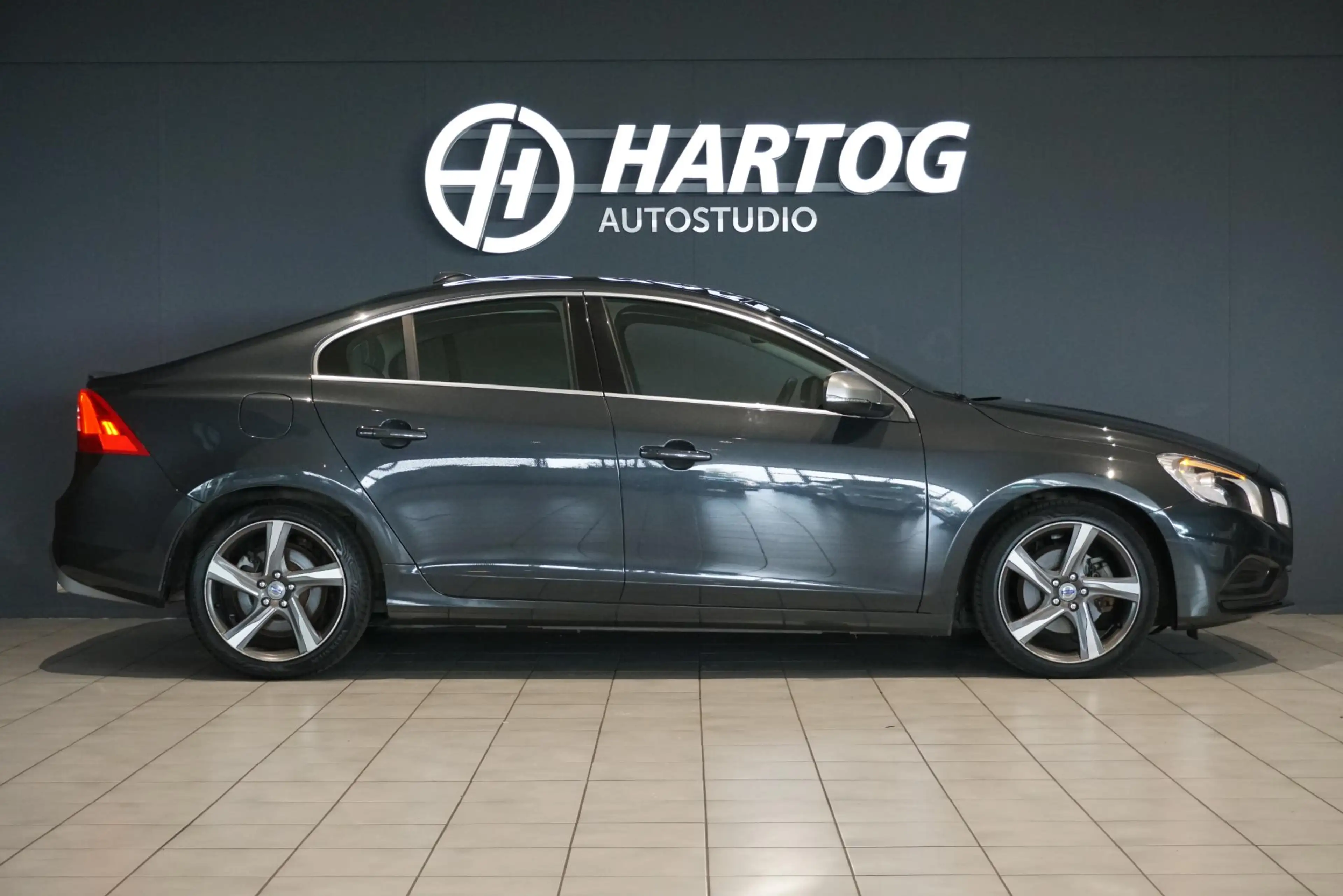 Volvo S60 1.6 T3 R-Design *tweede eigenaar* + SPORTSTOELEN / — photo 7