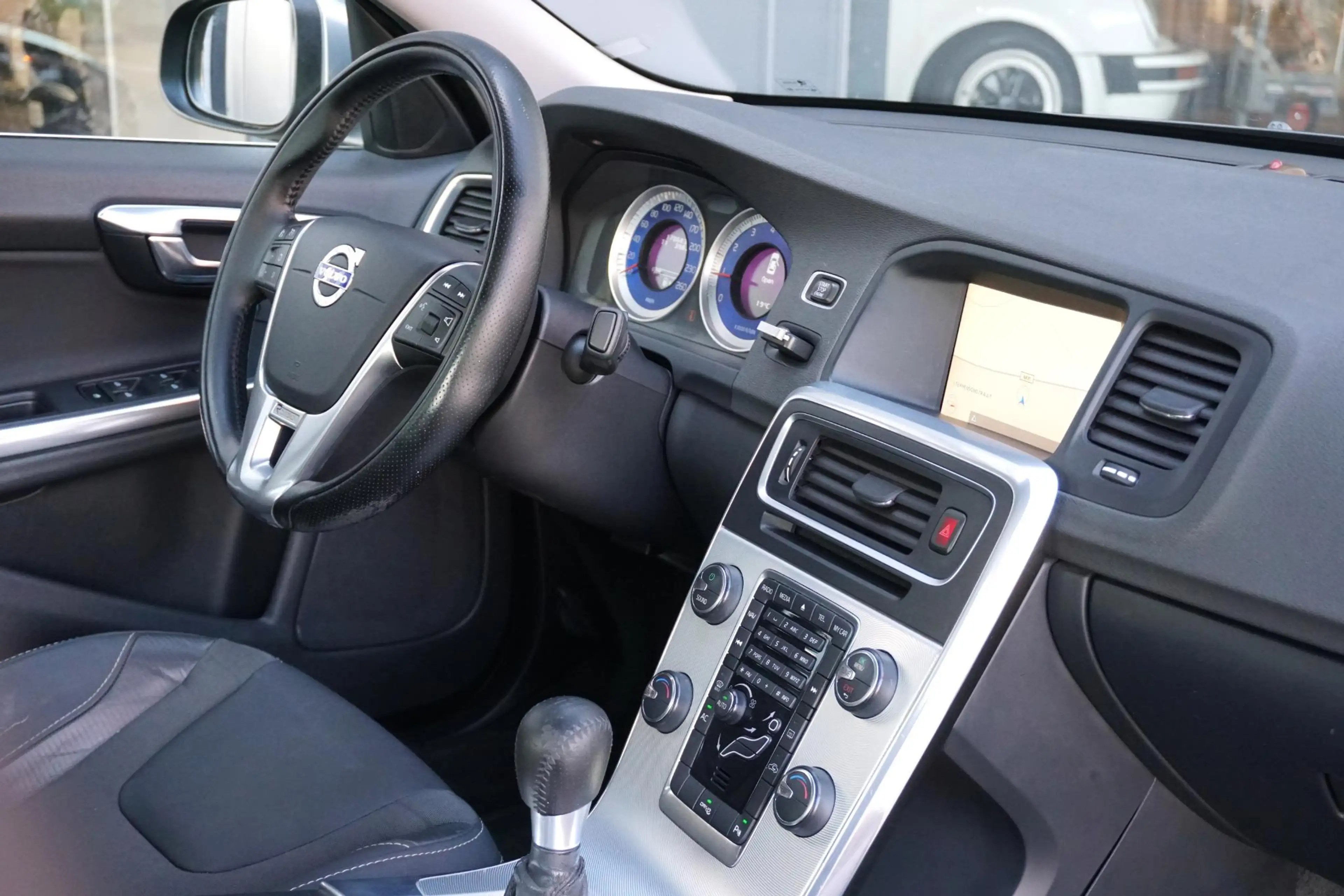 Volvo S60 1.6 T3 R-Design *tweede eigenaar* + SPORTSTOELEN / — photo 3
