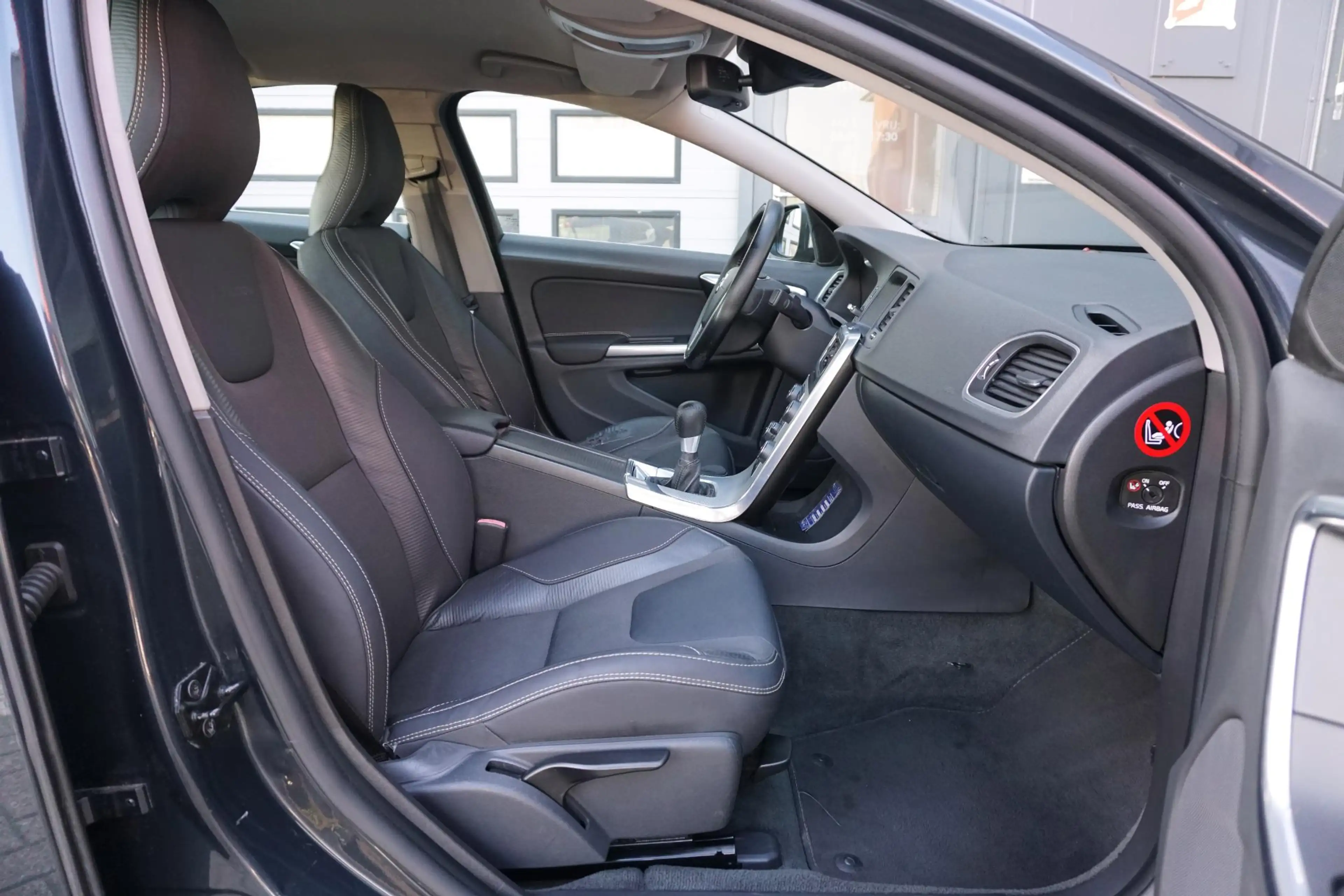 Volvo S60 1.6 T3 R-Design *tweede eigenaar* + SPORTSTOELEN / — photo 9