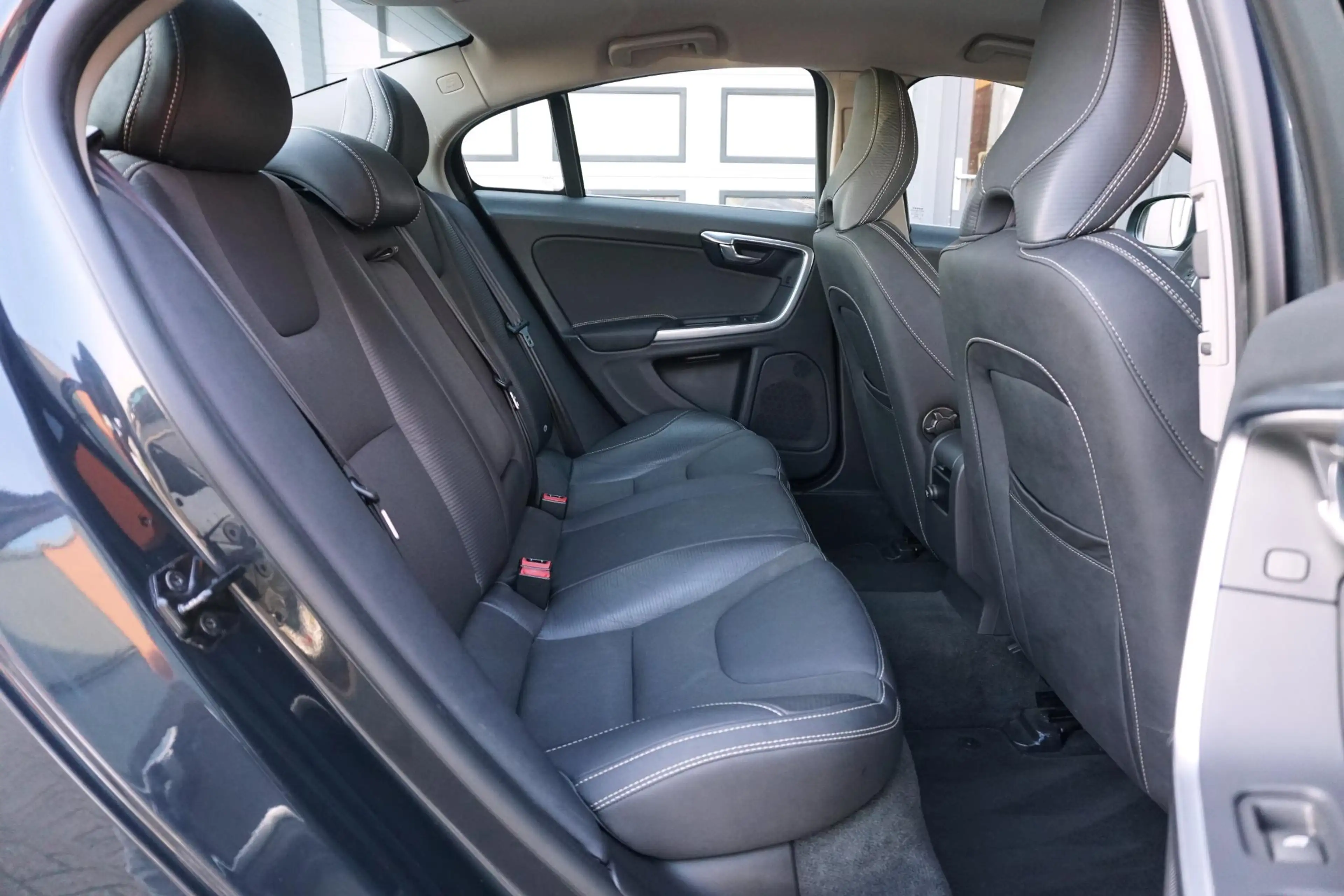 Volvo S60 1.6 T3 R-Design *tweede eigenaar* + SPORTSTOELEN / — photo 8