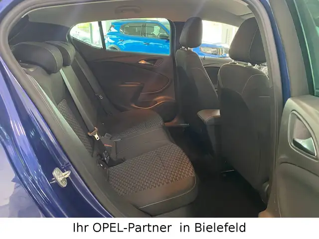 Opel Astra view 11