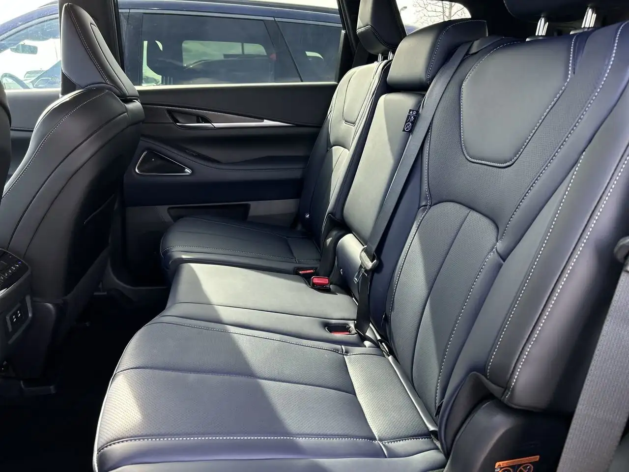 Infiniti QX60 снимка Infiniti QX60